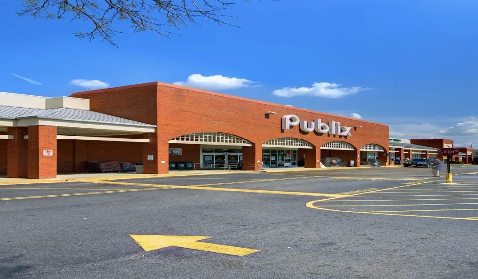 A Publix grocery store with a closing notice highlighting store closures in 2026.