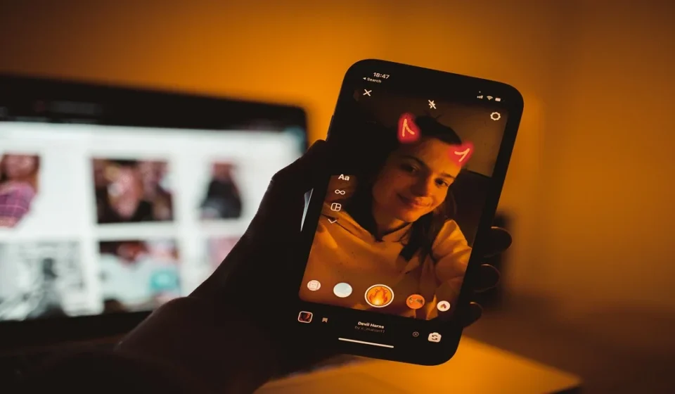 TikTok Story Viewer showing essential tips for safe and private story viewing